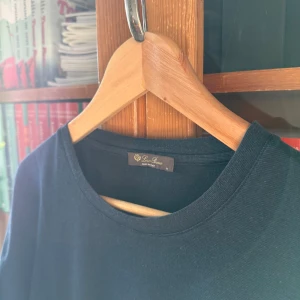 Loro Piana T-shirt - T-shirt från Loro Piana, Navy (Se sista bild). Skick 8/10. (S men sitter som M). Nypris 6.000kr. Dm för fler bilder eller nå funderingar!