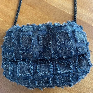 Axelremsväska  - Marinblå axelremsväska från becksöndergaard. Oanvänd. Pris går att diskutera 🤗