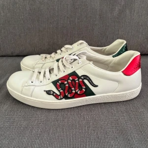 Gucci ace - Tjena, säljer nu dessa riktigt snygga och populära Gucci ace skorna, de är i mycket bra skick utöver de lilla på bild 5, endast skorna ingår, hör av er vid frågor och funderingar🙌🤝