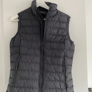 Svart dunväst från Peak Performance - svart dunväst från peak performance.