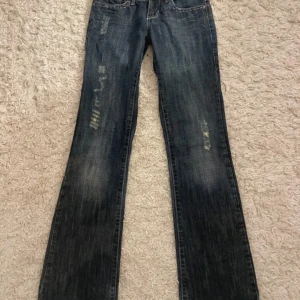 Mörklblå bootcut jeans - Supersnygga mörkblå jeans från Cross!!💕 Lågmidjade med bootcut passform och slitna detaljer framtill. 