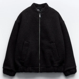 Svart Bomberjacka från Zara - Svart bomber jacka från zara i storlek S, den är som ny i skicket och väldigt mjuk 