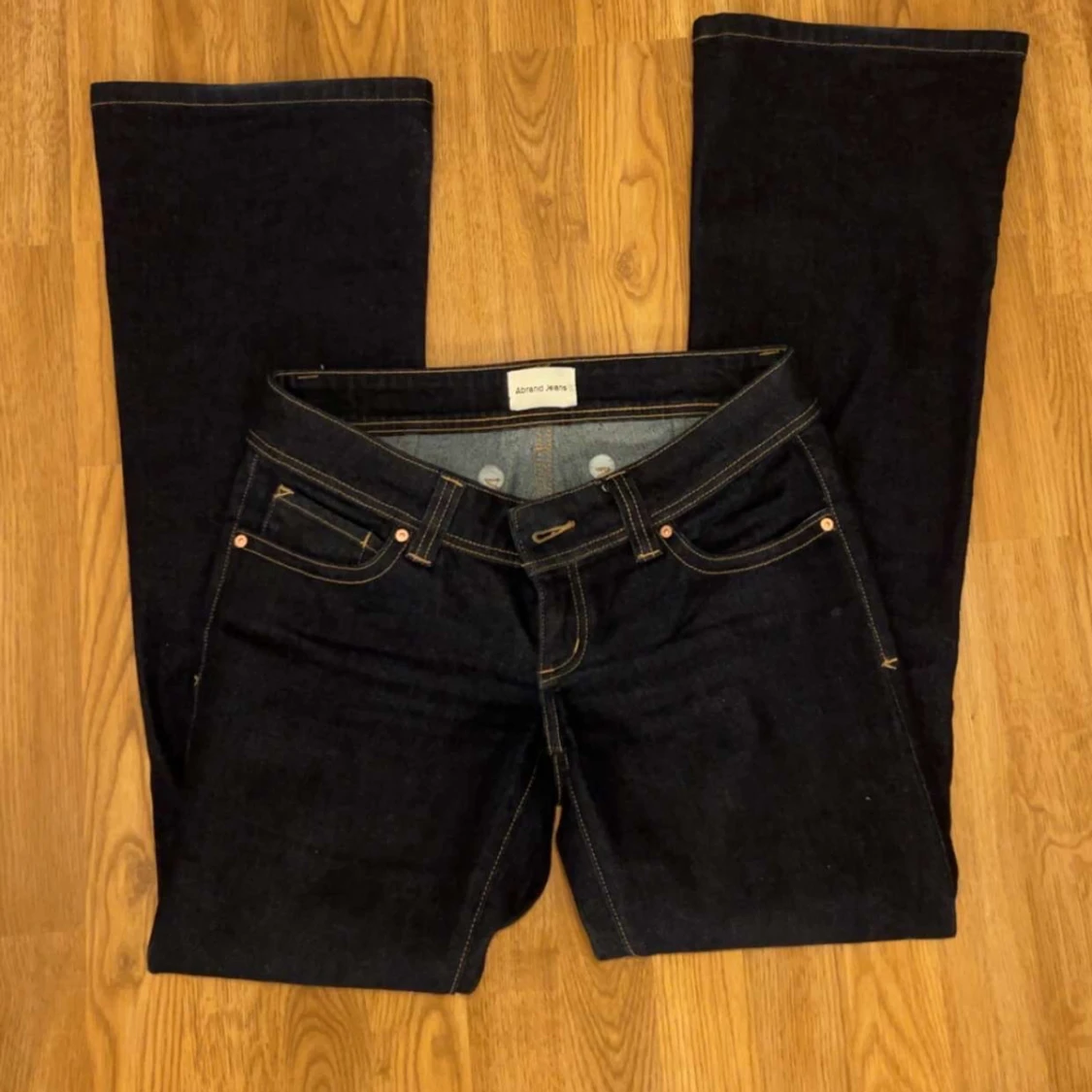 Mörkblå tall bootcut jeans