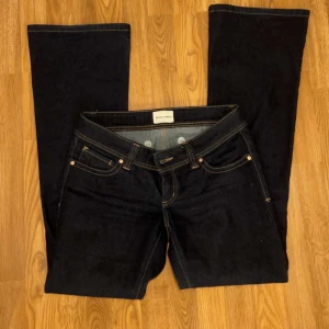 Mörkblå tall bootcut jeans - Säljer de här super fina jeansen från nelly som bara kommit till användning 1 gång eftersom de är lite för stora. De är i storlek W28. orginal priset är 1000. 