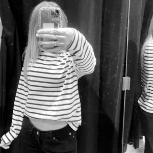 Randig långärmad tröja XS - Säljer en vit långärmad tröja med svarta horisontella ränder. Tröjan har en avslappnad, lite loose passform och är tillverkad i mjuk bomull. Perfekt till jeans eller kjol för en enkel och stilren look.