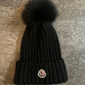 Moncler mössa  - Säljer min Moncler mössa, använts enstaka gånger då jag har andra mössor. Hör gärna av er vid intresse🥰🎀