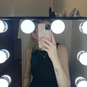 Svart topp med mönster - Säljer en svart elegant topp med snyggt strukturerat tyg som ger en cool och modern look. Har en kroppsnära passform och är perfekt för dig som gillar stilrena plagg med det lilla extra. Passar till många olika tillfällen!