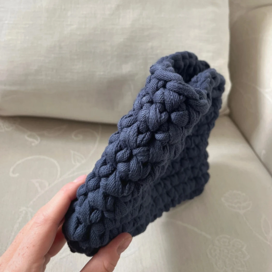 Handgjord stickad mörkblå handväska - 1