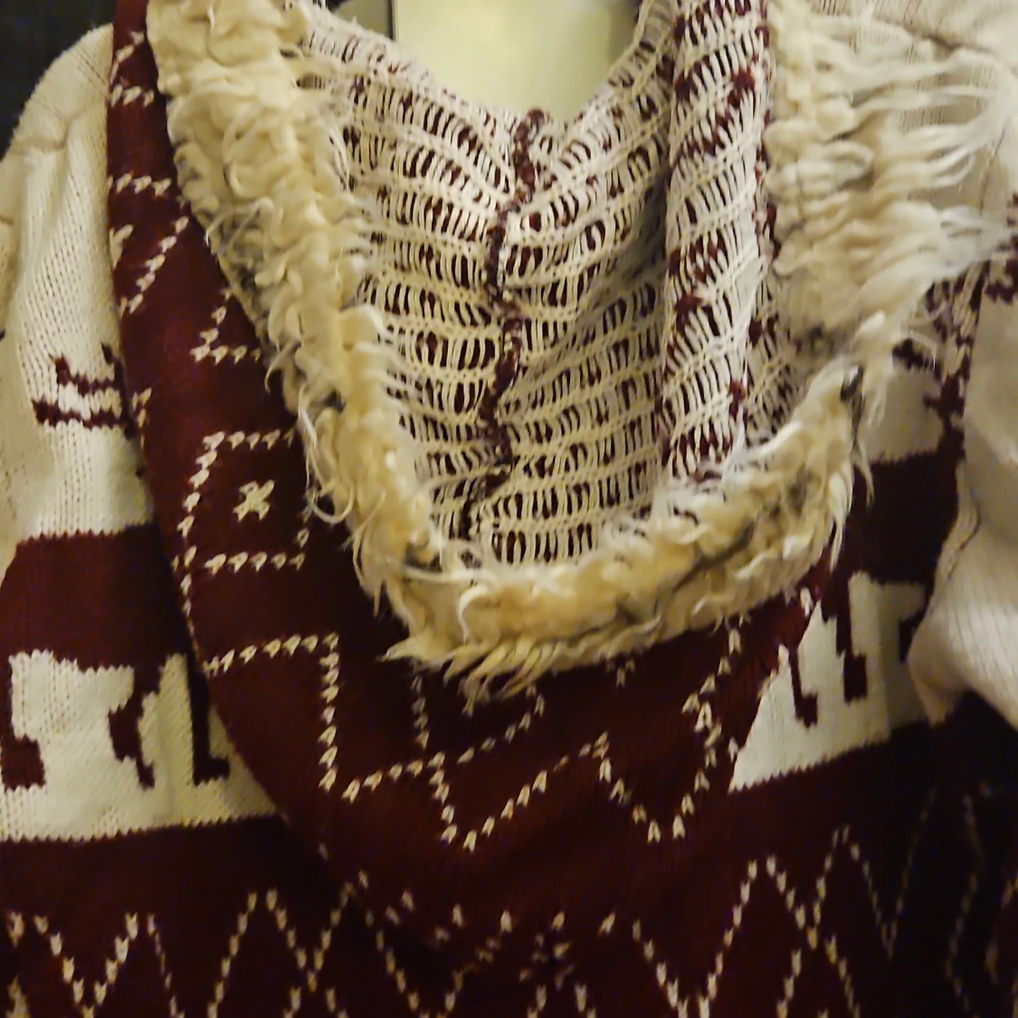 Vinröd och beige stickad kofta med huva - 4