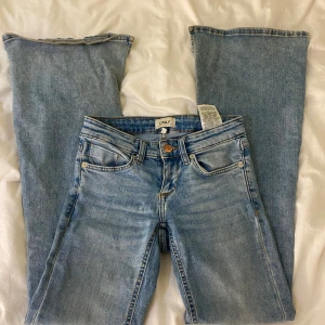 Lowwaist jeans - Super snygga eftertraktade only jeans. Har inte använts så ofta, gått sönder vid där man sätter bältet men det syns inte på(se 4: e bilden). Har slits nertill på båda benen💓Ca 75 cm i innerbenslängd, midjemått 32 cm