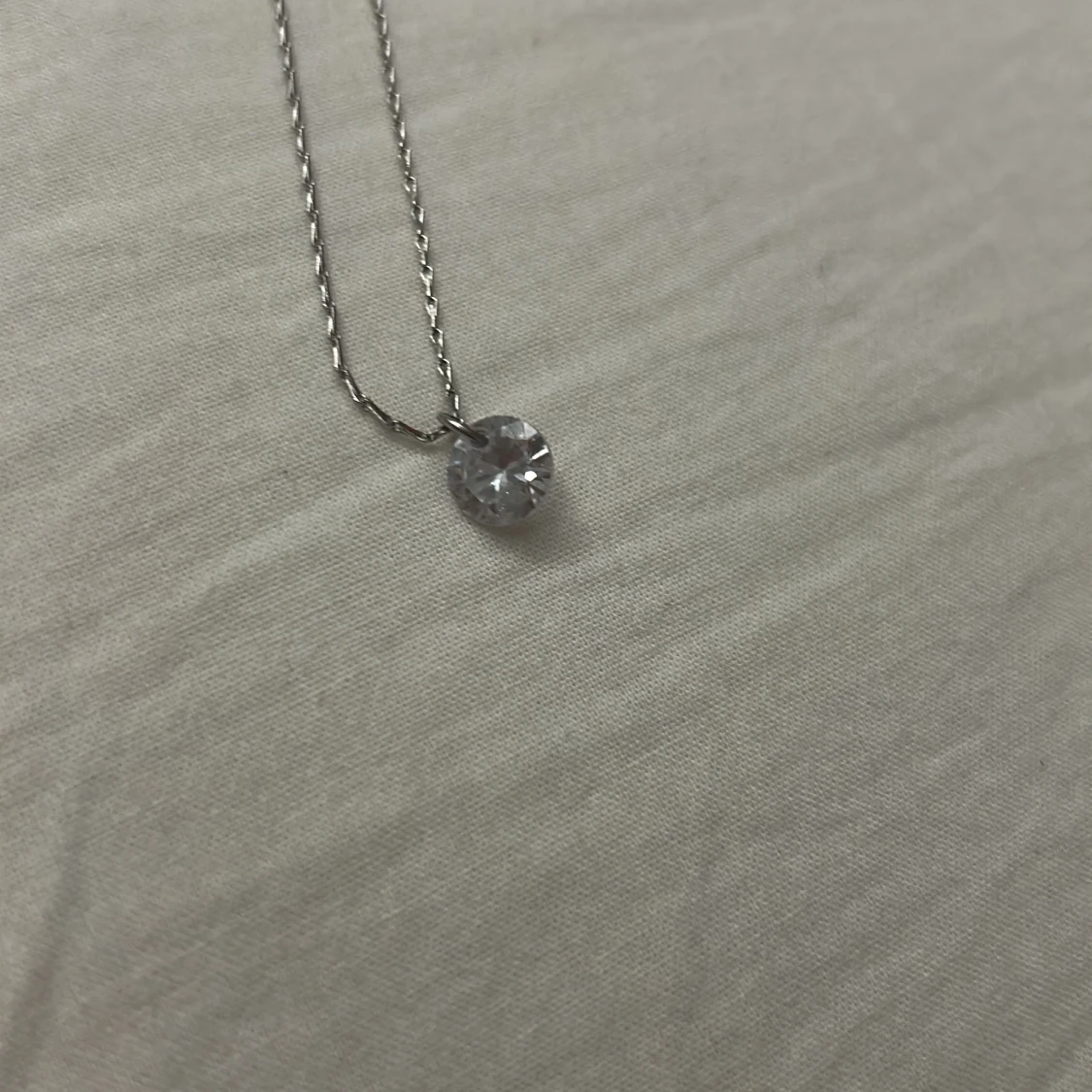 Silverhalsband med glittrande sten - 1