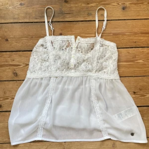 Vit Abercrombie top - Fint linne från abercrombie & fitch i bra skick. Barnstorlek L men skulle säga att den passar en xs🤍