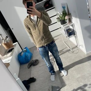 Olivgrön overshirt från Riley - Snygg grön overshirt. Passar folk runt 170-180. Riktigt snygg med en t shirt eller hoodie under. Skriv om du har några frågor eller vill ha fler bilder!🔥