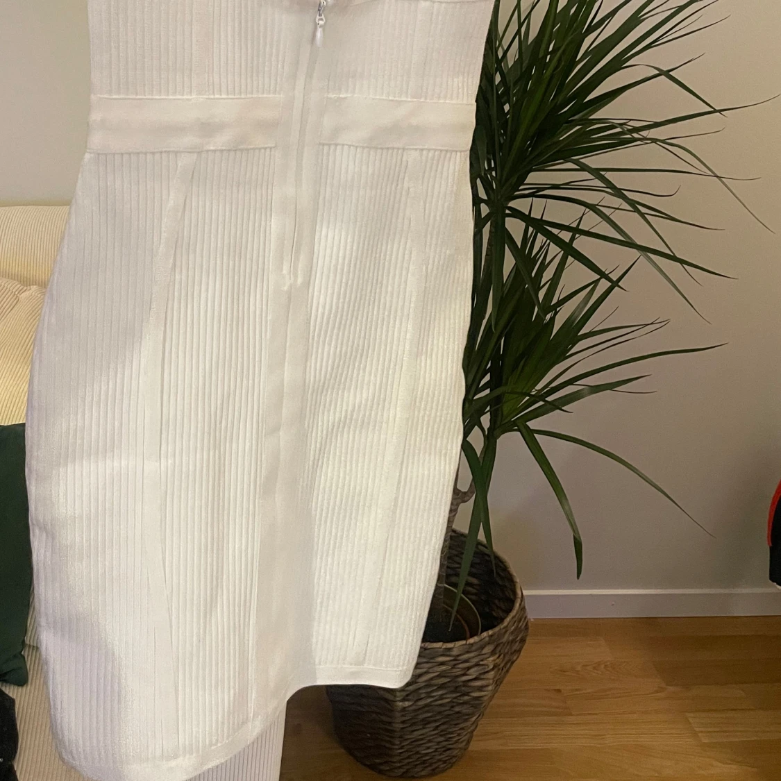 Vit ribbad kortklänning med v-ringning - 1