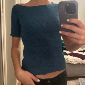 Blå stickad topp med kort ärm - Mysig blå stickad topp med korta ärmar och rund halsringning, SUPERFIN FÄRG.