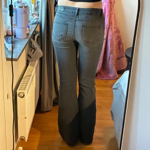 Jeans - Snygga lågmidjade bootcut jeans ifrån veromoda. Säljer då jag har för många svarta jeans. De är stretchiga och jättesköna! Skulle säga att de passar S och M. (Jag är 173cm och bär oftast S i jeans)