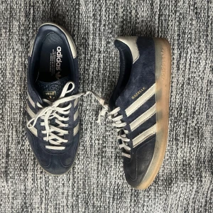 Adidas Gazelle 42 2/3 - Säljer ett par klassiska Adidas gazelle i storlek 42 2/3. Mörkblå i bra skick utan hål eller lossningar. Knappt någon heeldrag också. 
