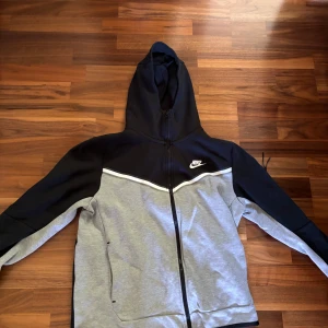 Nike tech fleece hoodie - Använd men i väldigt bra skick!