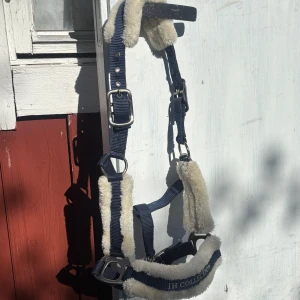 Mörkblå grimma med fluff - Superfin mörkblå grimma med vitt fluff. Använd men fortfarande i bra skick! Storlek Pony