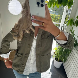 Höst Kappa  - Från pull and bear i storlek S