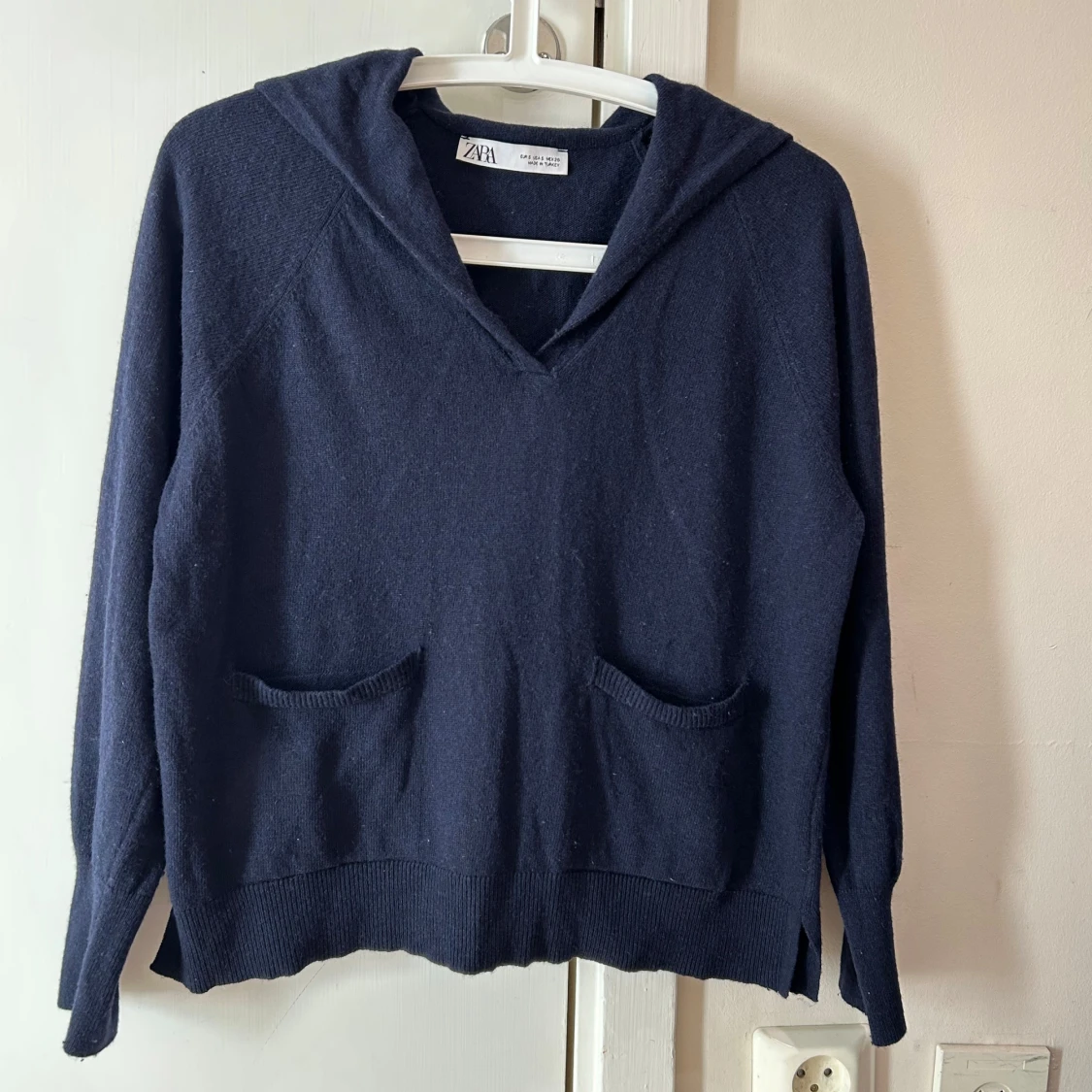 Mörkblå stickad från Zara