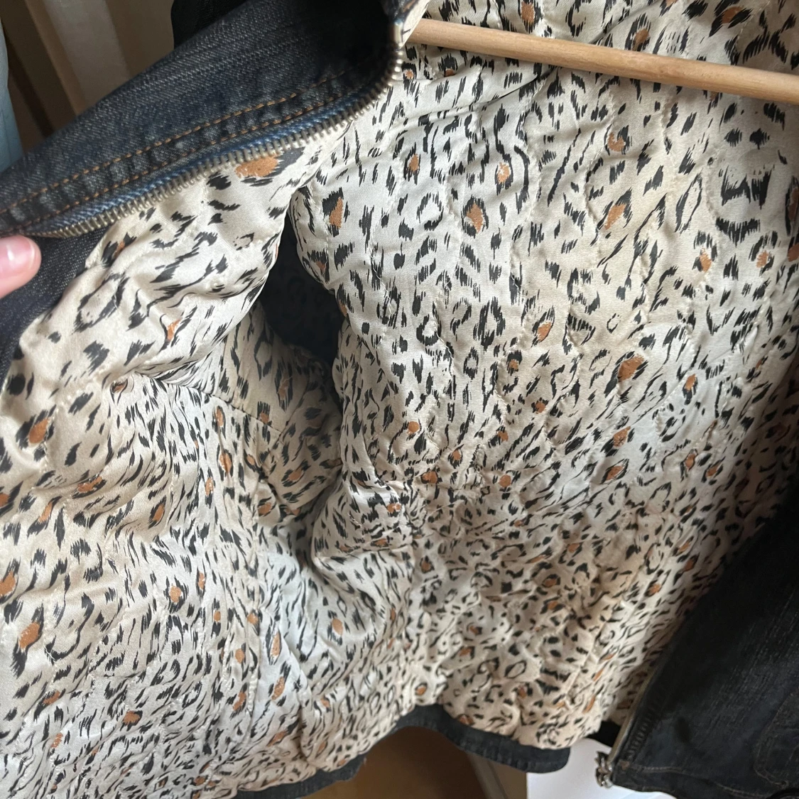 Mörk jeansjacka med leopardfoder - 3