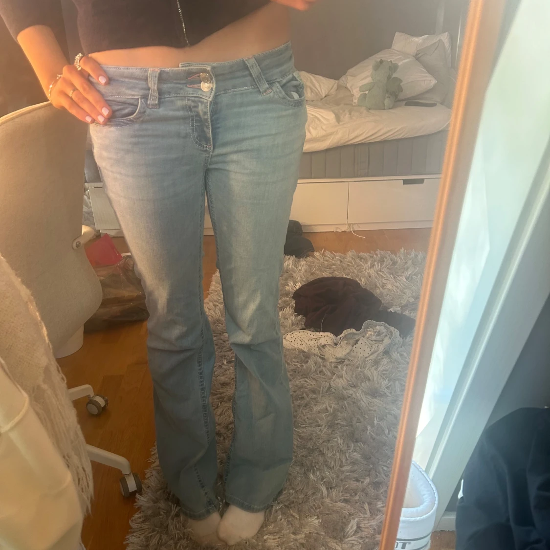 Ljusblå bootcut jeans med brodyr - 1