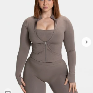 Shaping zip jacket TEVEO S - Så snygg träningsjacka från Teveo, strl S, jätte skönt material. Färg mocha. Använd men fortf fint skick.