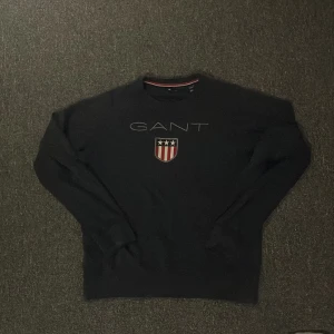 Svart GANT sweatshirt med logga - Svart sweatshirt från GANT med broderad logga.