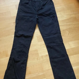 Levi's 725 svarta bootcut jeans - Svarta Levi's 725 High Rise Bootcut jeans med klassisk femficksdesign och hög midja. Jeansen har en snygg bootcut-passform som är lite tajtare, väl använda men i bra skick😍