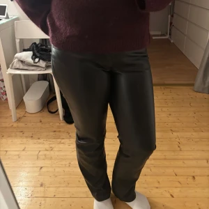 Skinnbyxor BikBok - Snygga svarta byxor i skinnimitation, storlek 40. sparsamt använda. Nypriss 599. Skriv vid frågor❣️ 