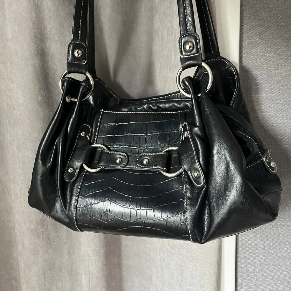 Svart axelväska  - 1