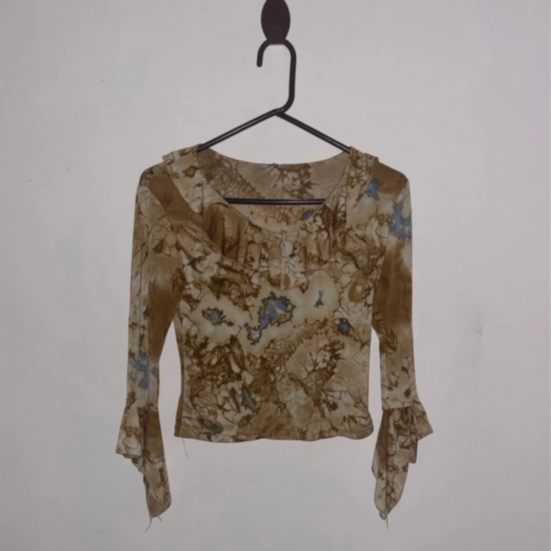 Beige och blå mönstrad blus