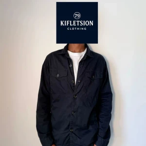 East West Overshirt - Relativt bra skick, inga defekter. Storlek S passar dig som är mellan 175–185. Nypris drygt 900kr. Modellen är 179cm, 67 kg. Pris kan diskuteras, hör av 🫵vid minsta funderingar. Passar bra nu till höst/vinter. Skriv för mer information!🤝