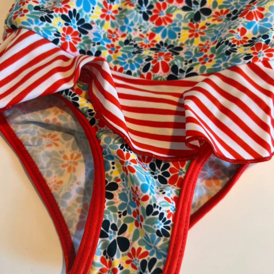 Blommig baddräkt med volang från MINI - 3