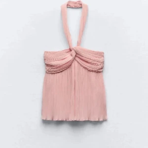 Zara topp - Jätte fin zara topp som är perfekt inför sommaren, inga defekter förutom att lappen har gått av på ena sidan 