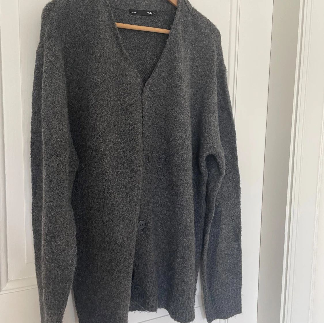 Mörkgrå kofta från 157 med knappar