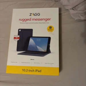 ZAGG Rugged Messenger för 10.2-inch iPad - ZAGG Rugged Messenger är ett tåligt tangentbord och avtagbart fodral för 10.2-tums iPad. Bluetooth, nordisk layout, 7 bakgrundsfärger, multi-pairing och Apple Pencil-hållare. Produkten ser ut att vara i mycket gott skick, komplett i originalförpackning.