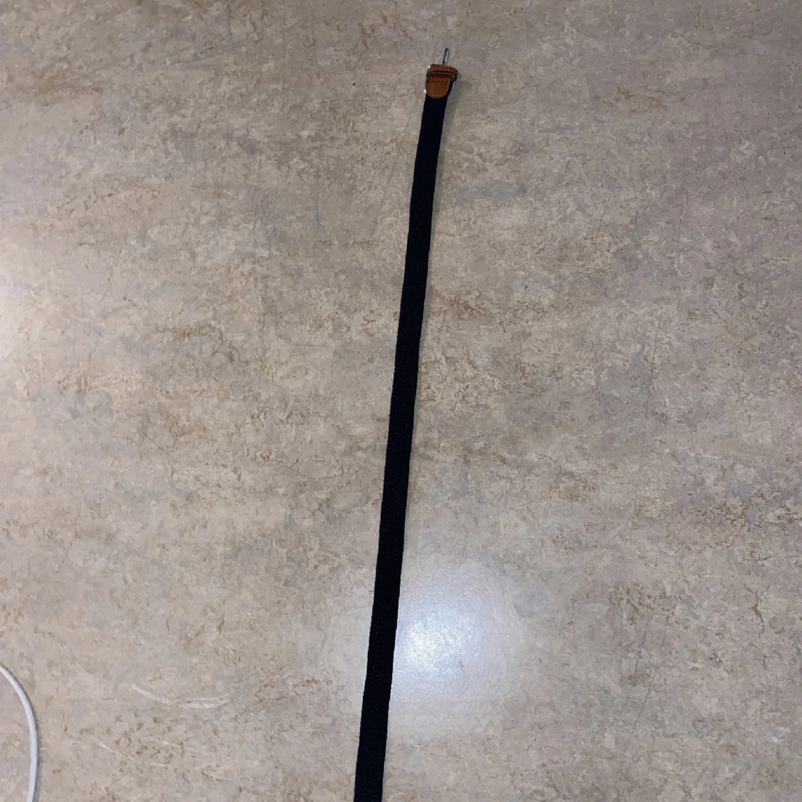 Svart flätat bälte med skinn-detaljer - 1