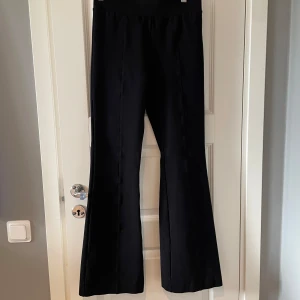 Svarta bootcut-byxor från Lindex S - Svarta kostym liknande bootcut byxor från Lindex. Använda ett fåtal gånger och är i jättefint skick!💗 De är stretchiga och har pressveck på framsidan och låtsasfickor bak. Säljes pga att de blivit försmå!🤗