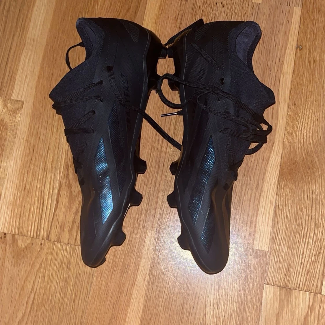 Svarta adidas fotbollsskor strl 44 - 1