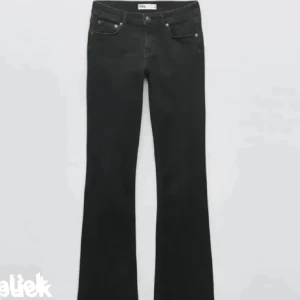 Lågmidjade zara jeans - Svart/gråa lågmidjade jeans från zara, storlek 34🩷🩷 är 1.62 för referens