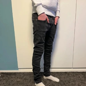 Replay Anbass - Tja! Otroligt snygga grå/svarta replay anbass Hyperflex i storlek 28/32. Jeansen är i riktigt bra skick. Nypris: 1800, vårt pris: 549! Skriv vid minsta fundering, pris kan diskuteras vid snabb affär!