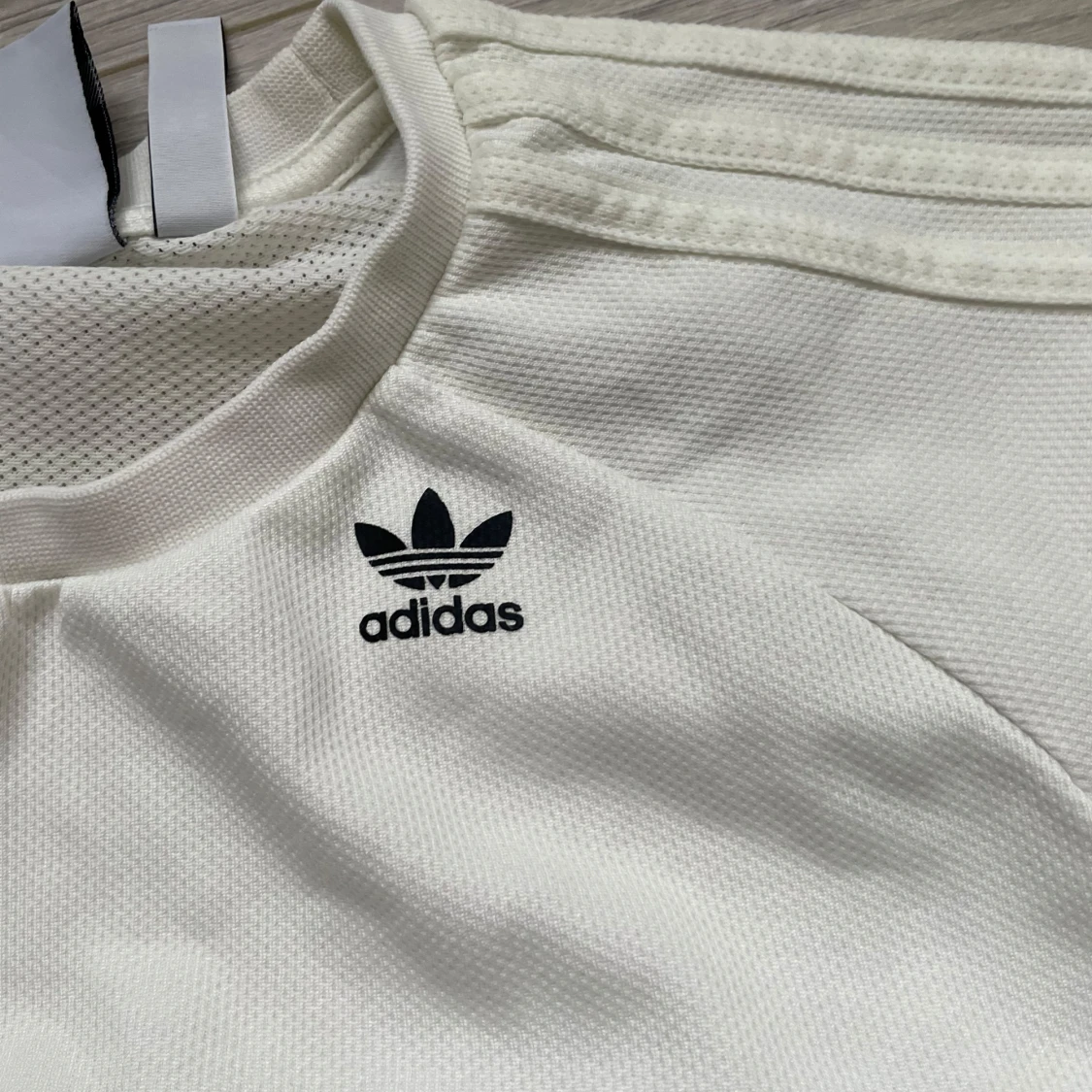 Vit Adidas t-shirt med meshdetaljer - 2