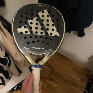 Metalbone CTRL - Adidas Metalbone CTRL padelracket i mycket fint skick. Racketen har en robust konstruktion med Power Groove-teknologi och 16K kolfiber för extra styrka och kontroll. Perfekt för spelare som söker precision och komfort. 