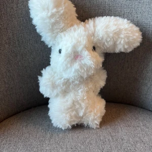 Fluffig virkad kanin - Super fluffig kanin till salu en aning understopas så säljs för ett litet billigare pris  💕Den är ca 18 cm hög. Den ha Säkerhetsögon som inte rekommenderas för barn under 3 år så ha detta i åtanke vid köp! 