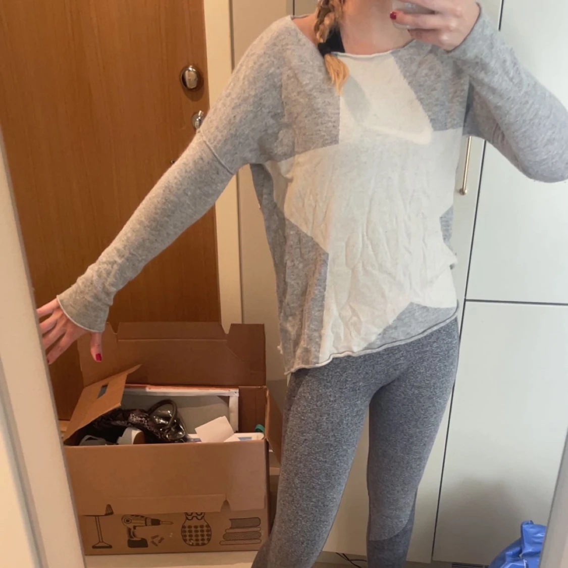 Grå stickad tröja med stor stjärna - 1