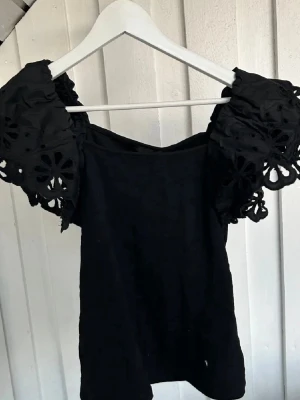 Svart blus med puffärm från Capri Collection - Storlek M, prislapp kvar som man ser på andra bilden!😊💕