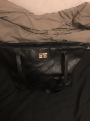 Svart quiltad axelväska med gulddetalj - Sliten väska som rostat och gått sönder. Meddela mig så sänker jag gärna priset! 💕