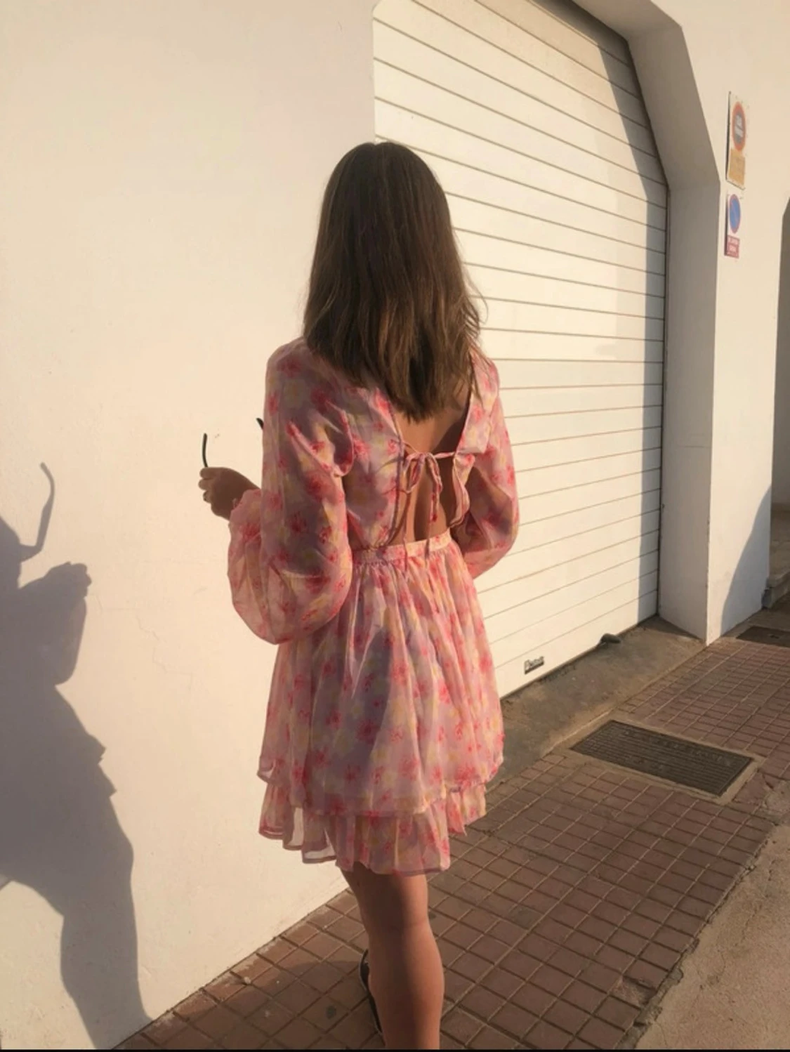 Blommig kortklänning med volang - 5